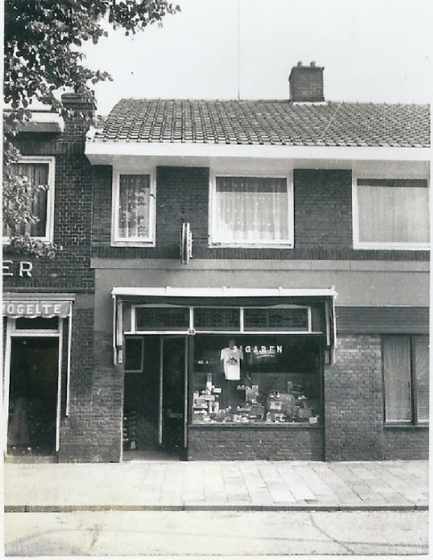 Gronausestraat 1273 eerder Rijksweg 58 sigarenzaak Heurman 1975.jpg
