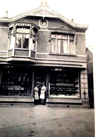 Gronausestraat 1267 vroeger Rijksweg 64 winkel Biemold ook wel Bazar genoemd.jpg