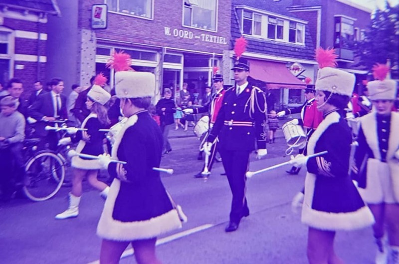 Rijksweg 66-68 later Gronausestraat 1265 en 1263 Glanerbrug W. Oord textielwinkel en rechts daarvan slagerij.jpg