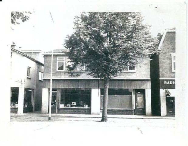 Rijksweg 66 later Gronausestraat 1265 slagerij van Veen.jpg