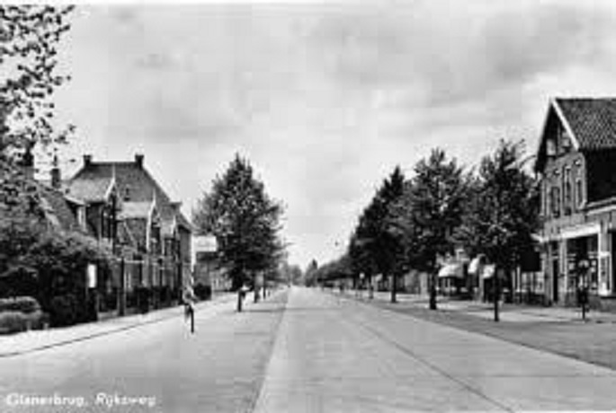 Rijksweg 69 later Gronausestraat 1166 links Openbare Leeszaal en Bibliotheek.jpg