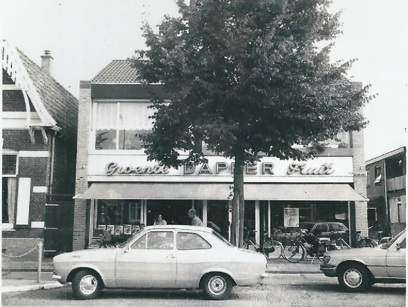 Gronausestraat 1255 groente fruitzaak Dapper 1975.jpg