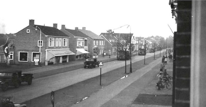 Rijksweg 106-80 later Gronausestraat 1221-1253 links 1221 bakkerij Besseler rechts 1253 Heersche ca 1950.jpg