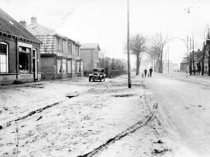 Gronausestraat 1144-1146 toen nog Rijksweg 83-81 Glanerbrug G.J. Nijhuis expeditie en viszaak Herman Regeling.jpg