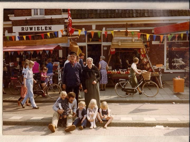 Gronausestraat 1124 -1126 Glanerbrug schoenenzaak Van de Straat en rijwielzaak van Hennie Damhuis 1981.jpg