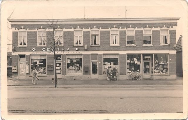 Rijksweg 103-105 later Gronausestraat 1122-1120 Glanerbrug Centra winkel F. van der Meulen.jpg