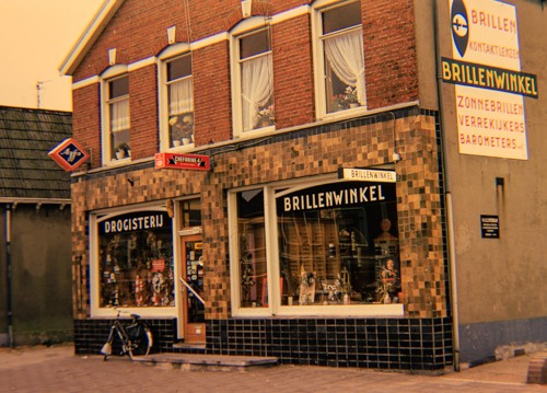 Gronausestraat 1106-1108 drogisterij en brillenwinkel Schuite vroeger Rijksweg 117-115.jpg
