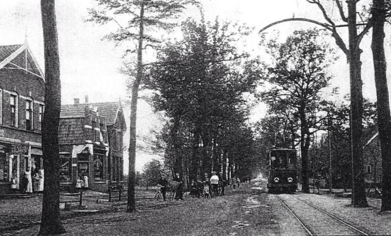 Rijksweg 117 links drogisterij Schuite rechts daarnaast Pannekoekenweg foto ca 1930 met tramlijn.jpg
