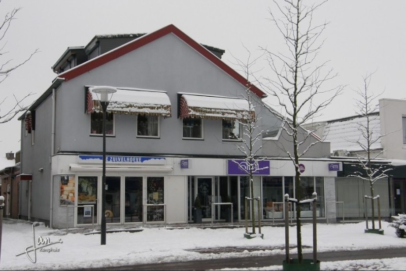 Gronausestraat 1108 Glanerbrug de Zuivelhoeve en AMI-kappers vroeger pand ING Bank en nog vroeger pand drogisterij Schuite.jpg