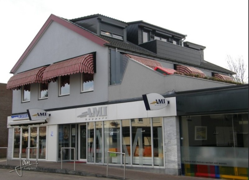 Gronausestraat 1108 Glanerbrug de Zuivelhoeve en AMI-kappers vroeger pand ING Bank en nog vroeger drogisterij Schuite.jpg