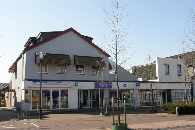 Gronausestraat 1108 Ami kappers. vroeger Pannekoekenweg tussen links Drogisterij Schuite en rechts Joop Mersman Electra.jpg