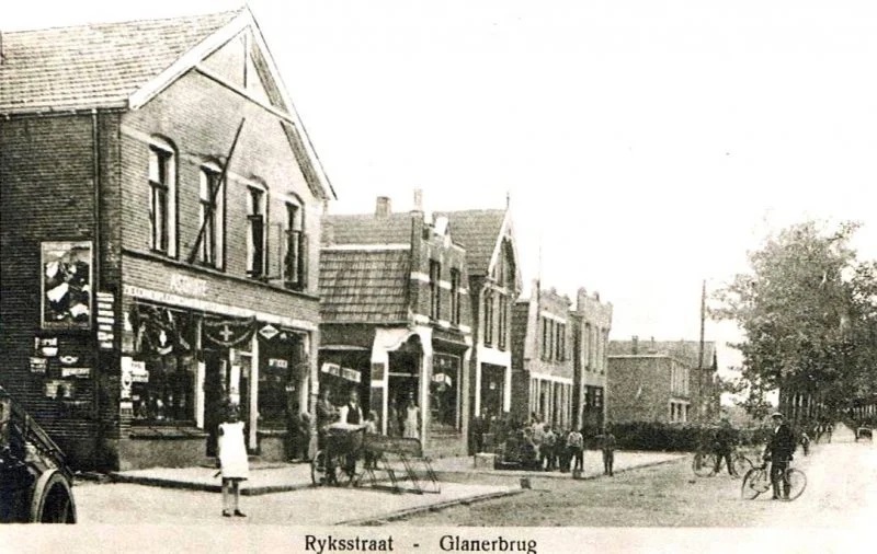Rijksweg 115-117-119 later Gronausestr1104-1108 links 115 drogisterij A. Schuite hoek Pannekoekenweg rechts 119 electro Kroeze later Mersmann.jpg