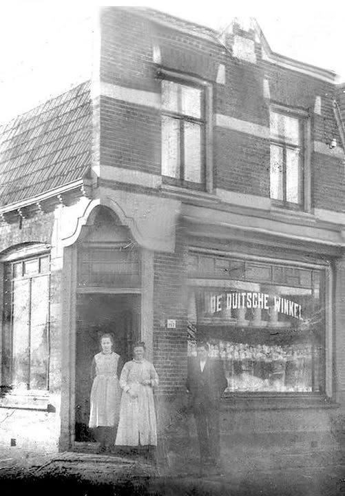 Rijksweg 119 hoek Pannekoekenweg ca 1915 toen winkel J.Ruiter later winkel Kroeze en weer later Mersmann.jpg