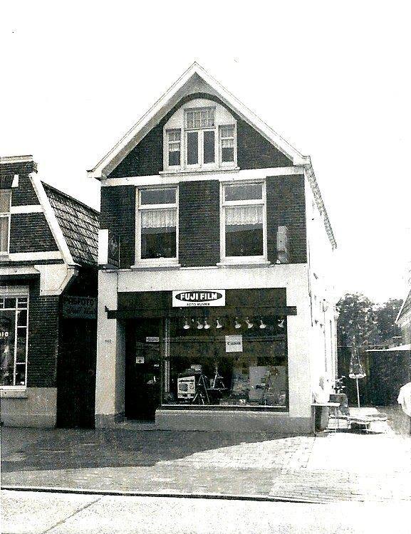 Rijksweg 121 later Gronausestraat 1102 Glanerbrug nu winkel fotozaak vroeger  stoffenzaak van Ommen.jpg