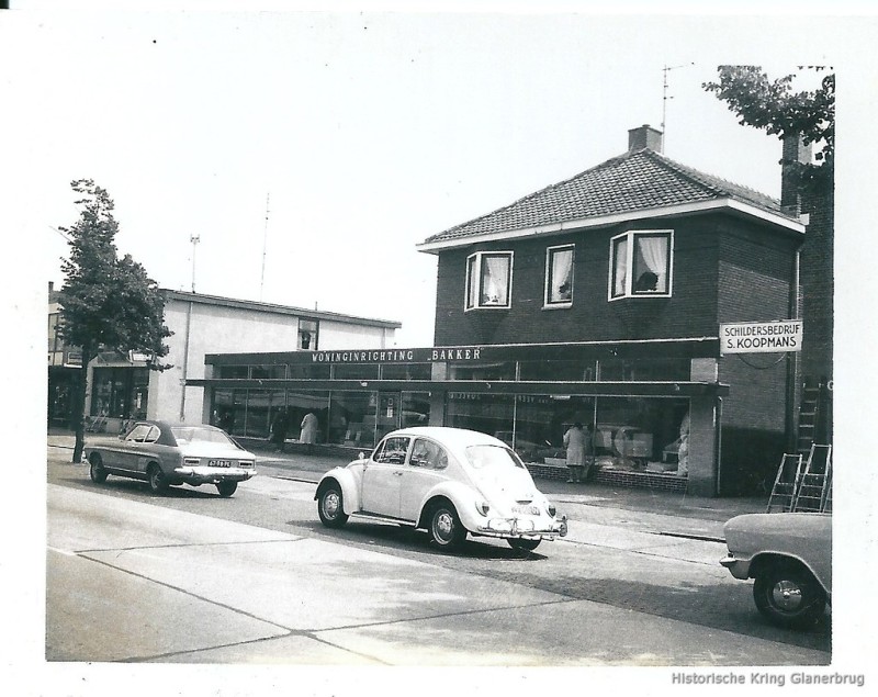 Rijksweg 133 later Gronausestraat 1088 winkel Bakker Wonen 1970.jpg