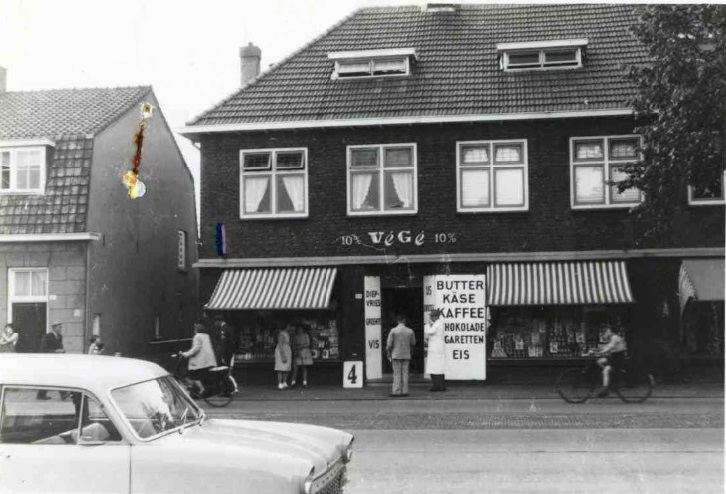 Gronausestraat 1189 vroeger Rijksweg 134 Kruidenierswinkel van de VéGé 1961.jpg