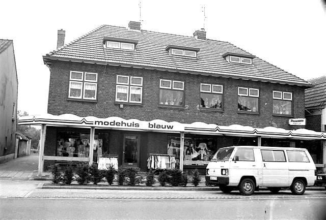 Rijksweg 134 later Gronausestraat 1189 Modehuis Blauw Glanerbrug.jpg