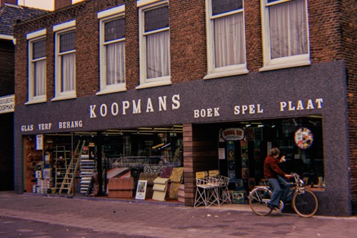 Gronausestraat 1082-1086 Koopmans glas verf behang en boeken platen.jpg