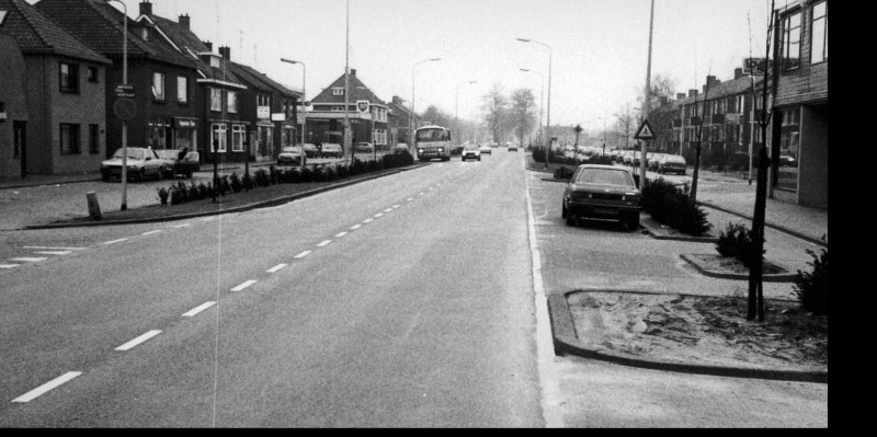 Gronausestraat 1066-1068 hoek Links de Abel Tasmanstraat. Verderop tankstation BP..jpg