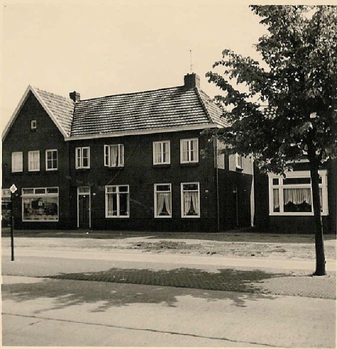 Rijksweg 153 later Gronausestraat 1068 Slagerij Klein Wolt 1960 eerder pand sigarenmagazijn Kloppenborg.jpg