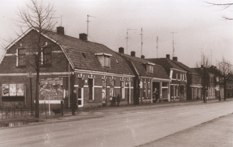 Gronausestraat 1163-1169 Vervallen woningen en winkels  hoek met de Nieuw Frieslandstraat 1967 vroeger Rijksweg 162-154.jpg