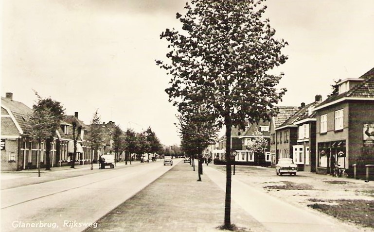 Gronausestraat 1058-1070 vroeger panden Rijksweg 163-151 rechts Abel Tasmanstraat.jpg