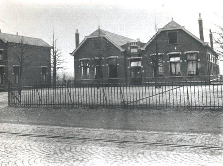 Gronausestraat 827 vroeger Rijksweg 418 school G2 later Dolpihaschool.jpg