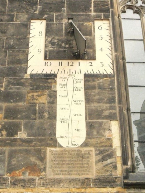 Oude Markt 32 - Grote Kerk zonnewijzer van Coenraad ter Kuile.jpg