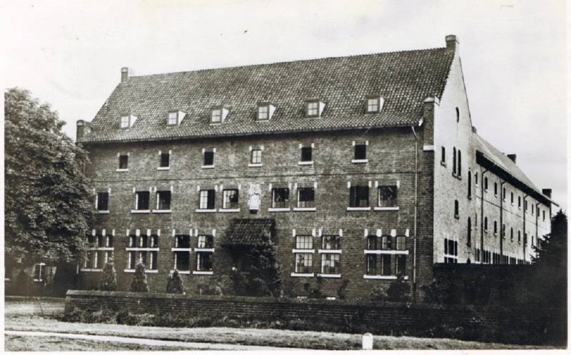 Gronausestraat 710 vroeger Rijksweg 527  kapucijnenklooster Dolphia.jpg