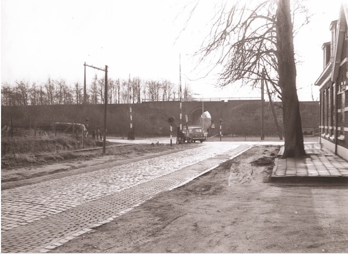 Lambertus Buddestraat 1 hoek Spoordijkstraat Rechts het dan inmiddels gesloten café Bouwhuis. In het midden de Twekkelertunnel of Bouiwhuistunnel.jpg