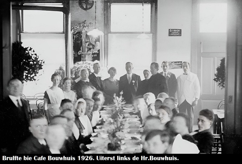 Lambertus Buddestraat 1 hoek  Spoordijkstraat  bruiloft cafe Bouwhuis. Uiterst links de heer Bouwhuis 1926.jpg