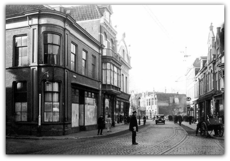 Langestraat 1-3 hoek Kalanderstraat links Apotheek Sijtsema  foto 1929 na brand kerstnacht.jpg