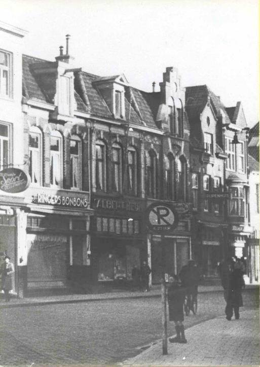 Langestraat 10 met o.m. Albert Heijn Ringers Bonbons 1943.jpg
