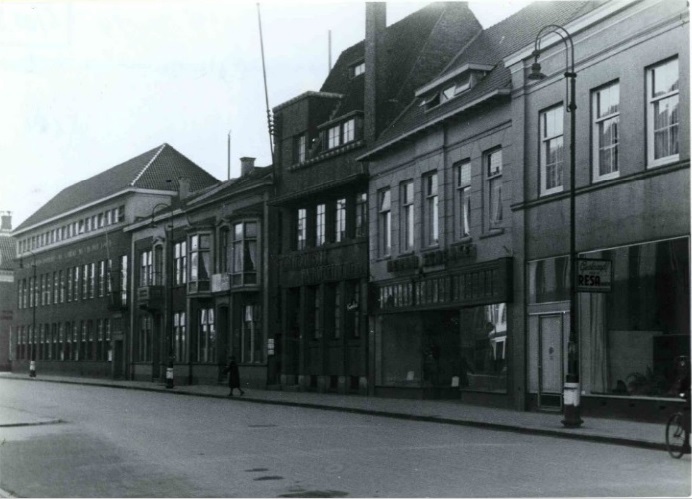 Langestraat 19-21-23 gezien vanaf pleintje stadhuis einde rechts Dagblad Tubantia. feb. 1944.jpg