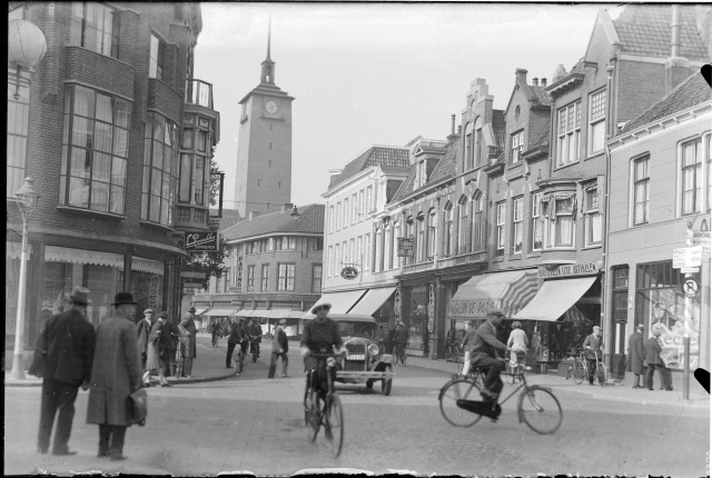 Langestraat 2-20 Kruispunt De Klomp, gezien vanaf de Gronausestraat, met links o.a. winkels van Bervoets Schoenen en rechts Magazin de Paris, Tungsram Radio, C&A, Oostvogel en Paping. jaren 30.jpeg