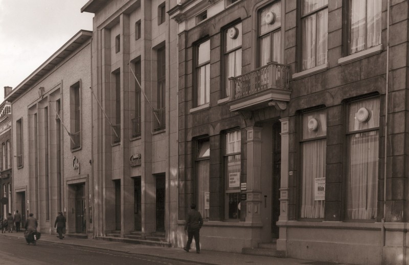Langestraat 45-49 Hoofdingang  Twentse Schouwburg, bioscoop City  stadsvilla  fam Roosendaal 5+6-1957.jpg