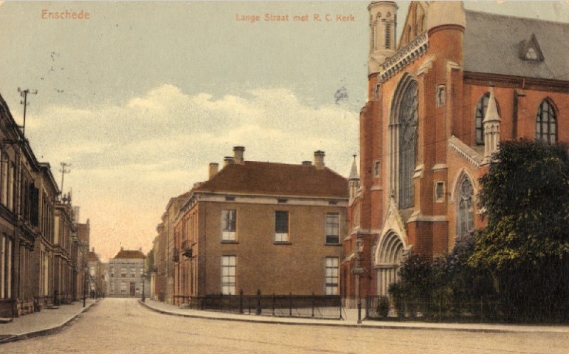Langestraat 51 rechts Pastorie vanaf Markt rechts oude Jacobuskerk 1910.jpg