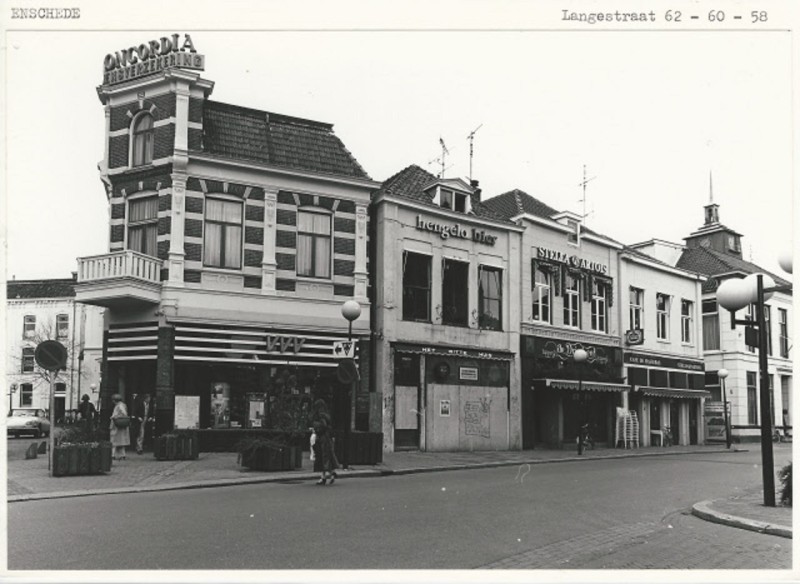 Langestraat 58-60-62 Links de V.V.V., daarnaast de horecazaken Het Witte Huis, de Drinkkeet en de Hassebas 5-8-1962.jpeg