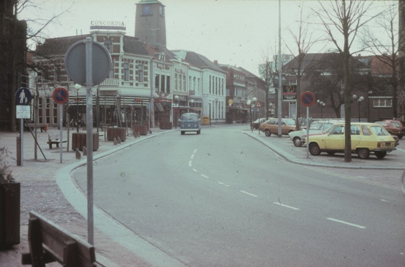 Langestraat 62 Zicht op de Markt, met VVV, café's Het Witte Huis en Drin-k-eet. Op de achtergrond de toren van het stadhuis 1978.jpeg