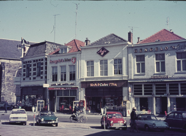 Langestraat 58-62 Horeca en detailhandel met VVV kantoor, Cafe 't Witte huis, fotospeciaalzaak Vaarhorst 19-9-1969.jpeg