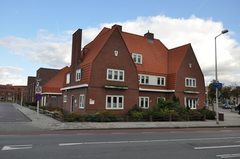 Lasondersingel 1 hoek Deurningerstraat  De Wachters Amsterdamse school..jpg
