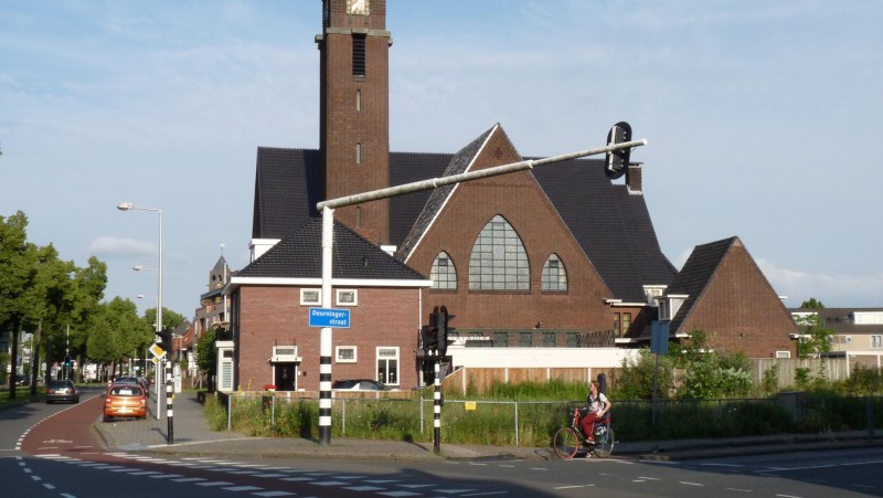 Lasondersingel 18 Geref. Noorderkerk en 16 kosterswoning gezien vanaf  hoek Deurningerstraat.jpg