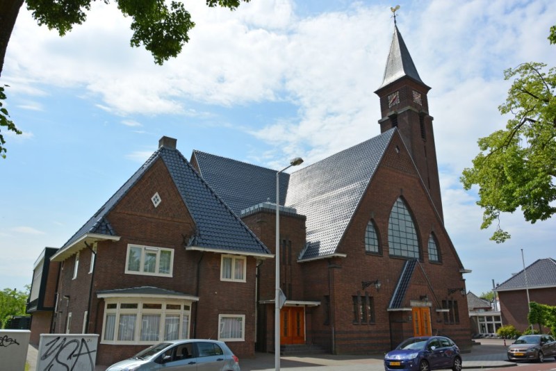 Lasondersingel 18-20 Gereformeerde Kerk en predikantenwoning 2014.jpg