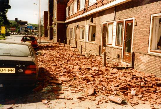 Lasondersingel 19-27 De Wachters na vuurwerkramp..jpg