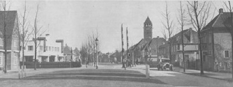 Lasondersingel 31 spoorwegovergang vanuit de stad richting Lonneker - Oldenzaal. Wat opvalt is dat er op de brede singel een wegversmalling is door de spoorbomen 1932.jpg