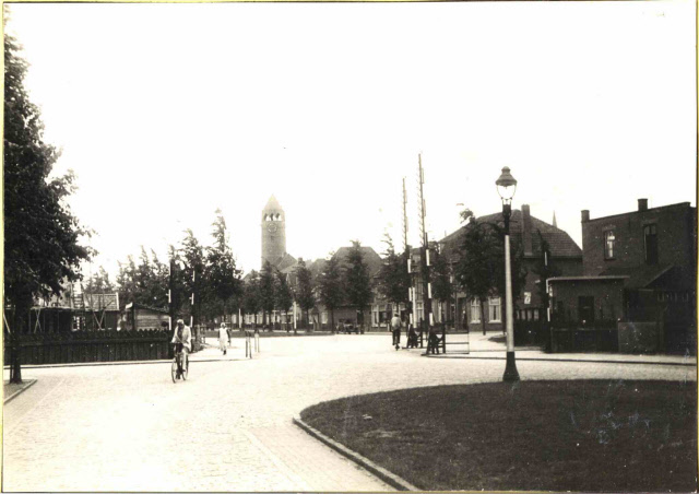 Lasondersingel 40-56 rechts richting Laaresssingel, spoorwegovergang en erkerwoningen 1925.jpeg