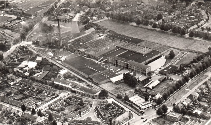 Lasondersingel 97 spinnerij de Bamshoeve langs de spoorlijn naar Lonneker. luchtfoto 1960 onderaan Lasondersingel 40 hoek Lasonderstraat.jpg
