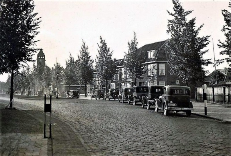 Lasondersingel 54-56 auto's in de file voor landing Graf Zeppelin op vliegveld Twente 18-6-1932.jpg