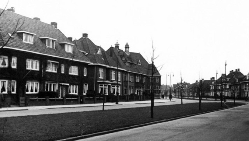 Lasondersingel 123-129 Links is ook de hoofdingang van het Rijksmuseum Twenthe zichbaar..jpeg