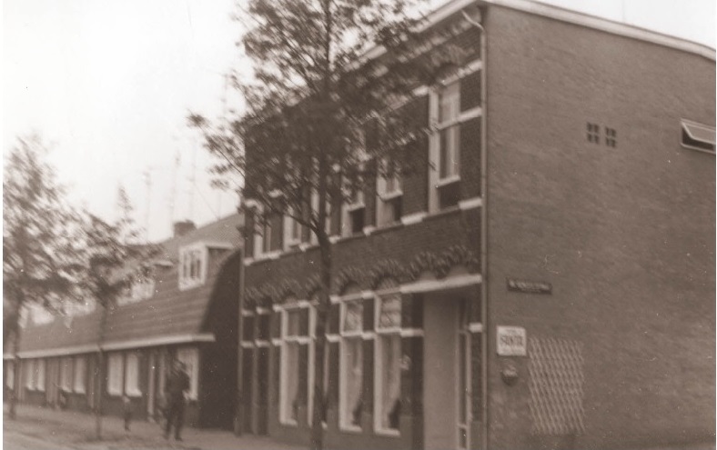 Lasonderstraat 52-56 hoek De Genestetstraatwoningen bouwjaar 1890 foto 1967.jpg